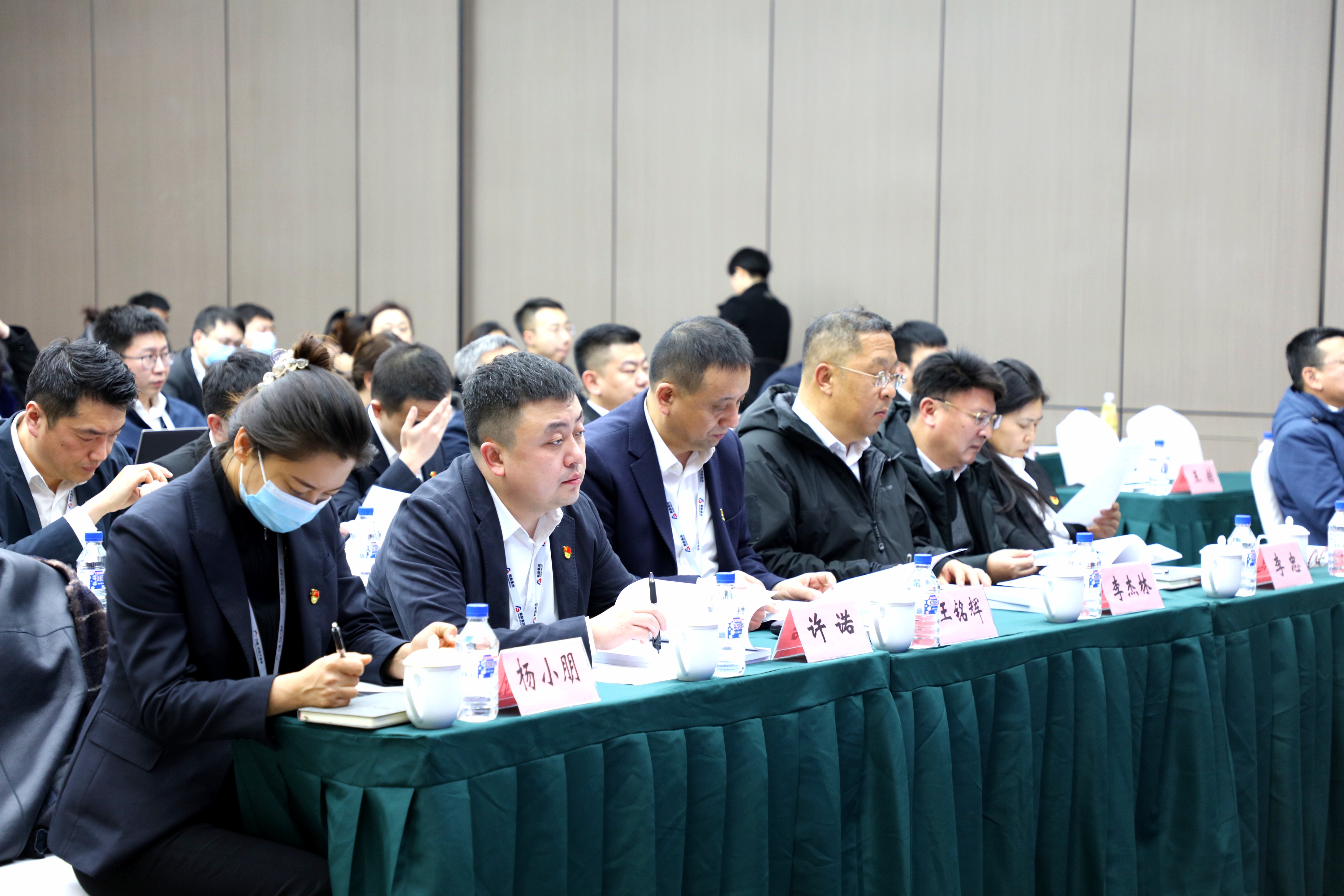 集團(tuán)舉行機(jī)關(guān)中層干部、借調(diào)和駐村干部2022年度述職測(cè)評(píng)會(huì)議